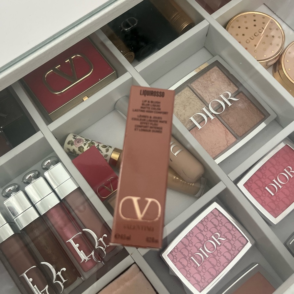 Valentino
Liquirosso 2 in 1 Soft Matte Liquid Lipstick & Blush - Picture 3 of 3